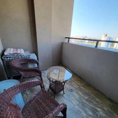 公寓 Lazuren Bryag Lux *