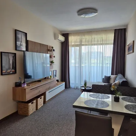 Lazuren Bryag Lux Διαμέρισμα