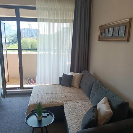 Lazuren Bryag Lux 公寓 *