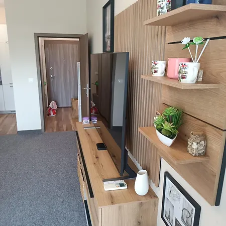 Lazuren Bryag Lux 公寓