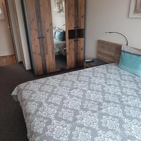 公寓 Lazuren Bryag Lux *